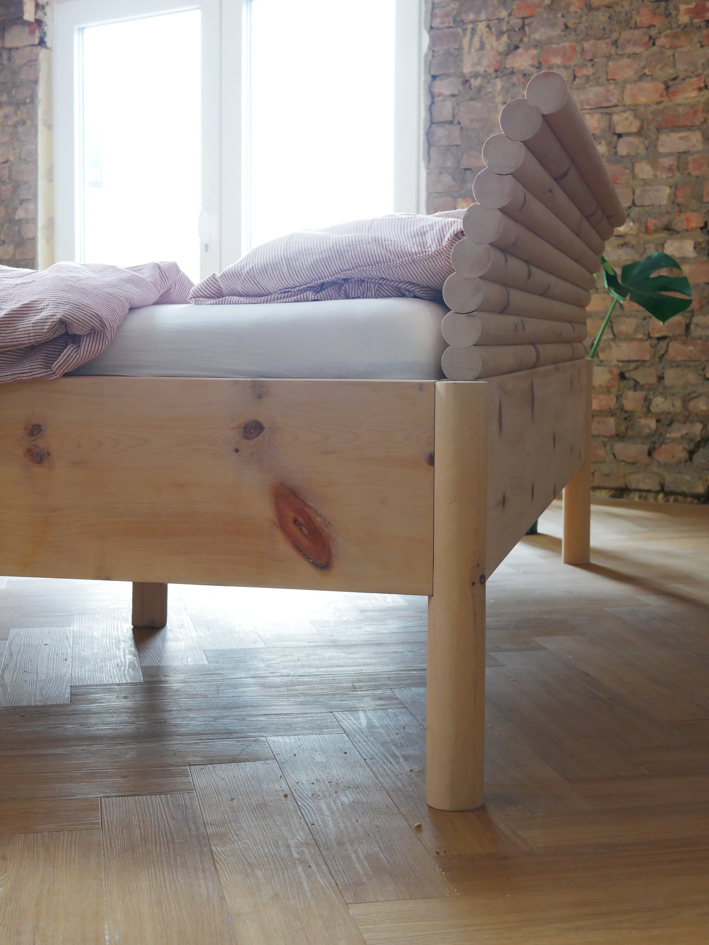 Rundholzbett aus Zirbenholz
