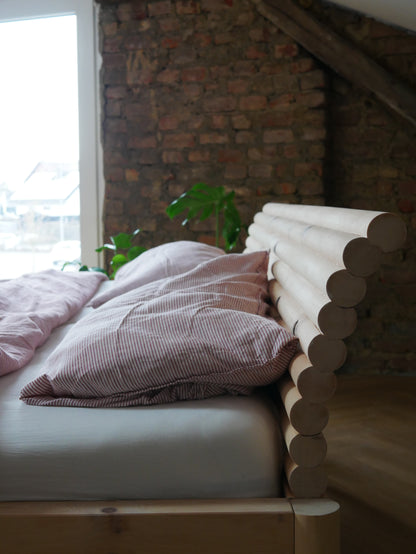 Rundholzbett aus Zirbenholz