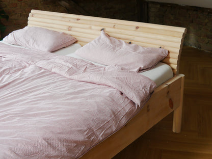 Rundholzbett aus Zirbenholz