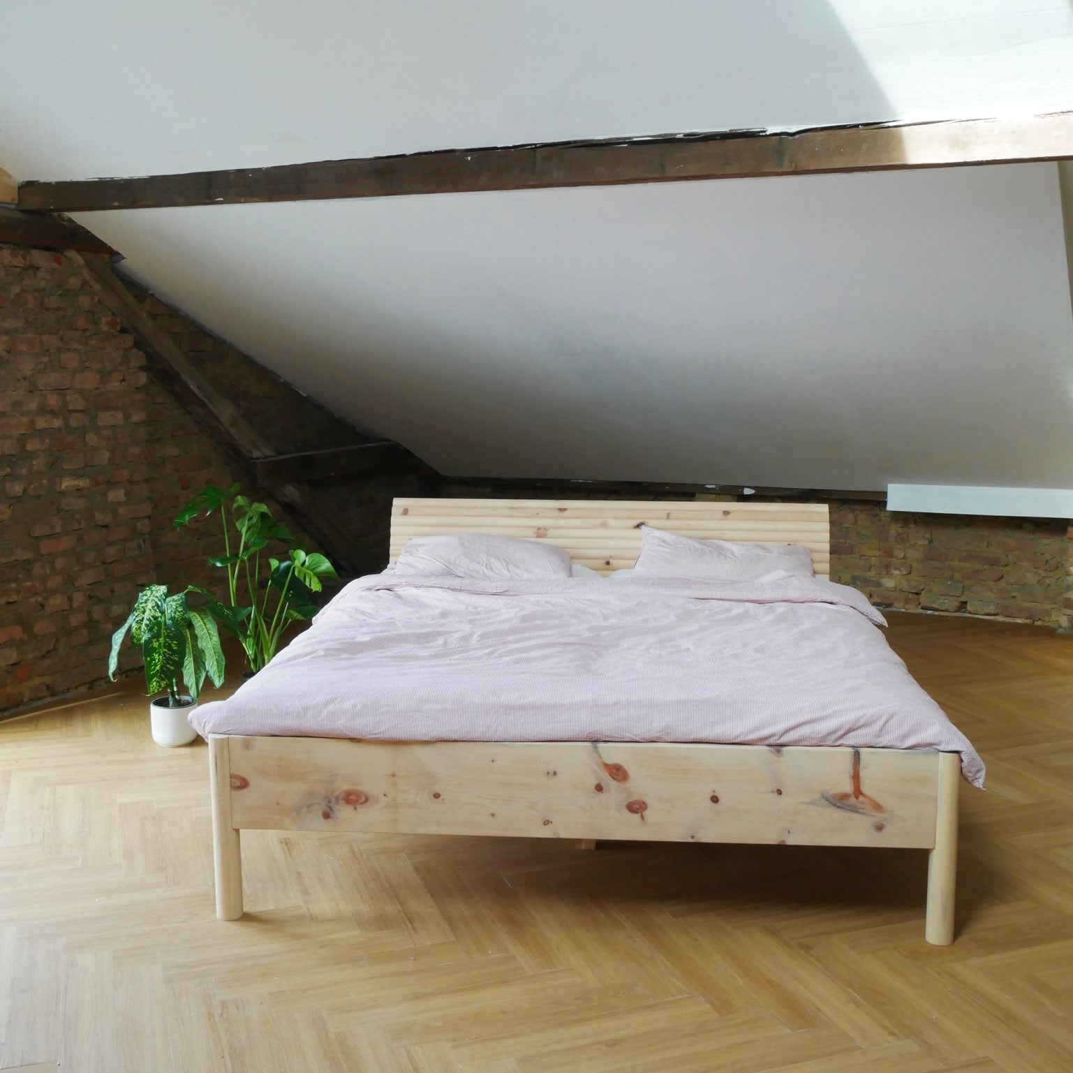 Rundholzbett von Vorne